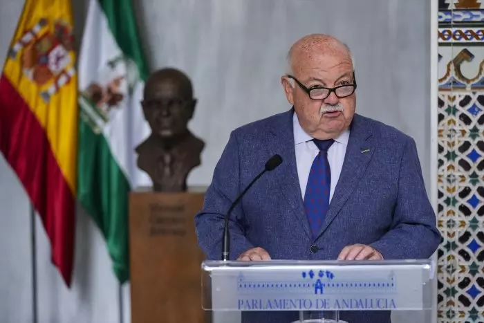 El presidente del Parlamento andaluz dice que a los diputados, con un sueldo base de 3.343 euros, les "cuesta llegar a fin de mes"