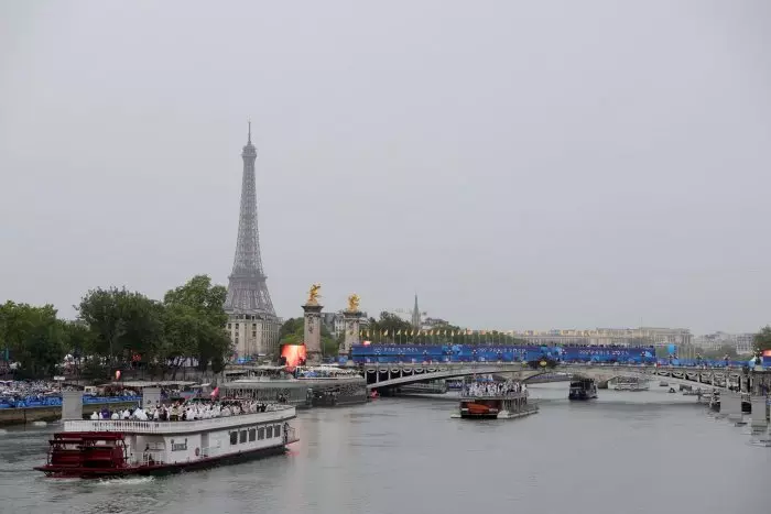 Inauguración de los Juegos Olímpicos de París 2024: Controles policiales, calles desiertas y chubasqueros