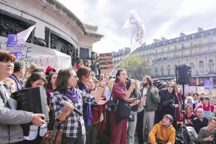 Miles de manifestantes salen a las calles en París en apoyo a Gisèle Pélicot