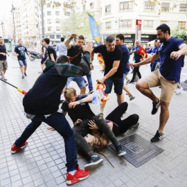  Agresión fascista en el 9-O de 2017./EFE