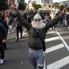 Trabajadores del sector del metal durante el cuarto día consecutivo de manifestación, en Cádiz. EFE/Román Ríos