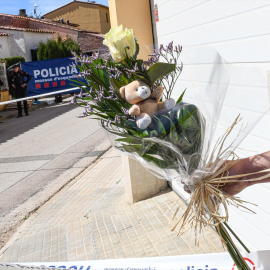 Una persona lleva un ramo de flores y un peluche al lugar de los hechos, a 3 de abril de 2024, en Bellcaire d'Empordà, Girona, Catalunya, (España). Glòria Sánchez / Europa Press