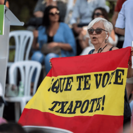 La Junta Electoral prohíbe exhibir camisetas con el lema "Que te vote Txapote" en los Colegios Electorales | Ismael Herrero / EFE