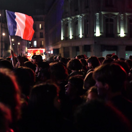 Una bandera francesa al viento sobre una manifestación antifascista convocada en París, Francia.- EFE/EPA/JULIEN MATTIA