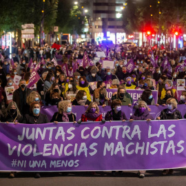  Varios cientos de personas se han manifestado este jueves por la Gran Vía de Murcia por el Día Internacional de la Eliminación de la Violencia contra la Mujer. EFE/Marcial Guillén