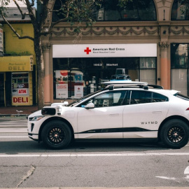 Vehículo autónomo de Waymo circulando en San Francisco. – Waymo