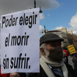  Un hombre con un cartel en el que se lee: `Poder elegir el morir sin sufrir´ durante una concentración de Derecho a Morir Dignamente en la Puerta del Sol, en Madrid (España), a 18 de marzo de 2021.- EUROPA PRESS