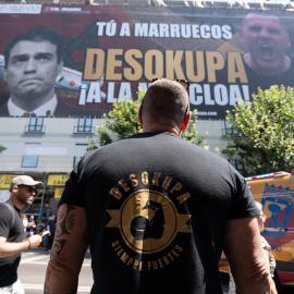  El líder de Desokupa, Dani Esteve, frente a la lona que ha desplegado la plataforma Desokupa en Atocha contra el presidente del Gobierno, a 3 de julio de 2023, en Madrid (España). Imagen de archivo. Diego Radamés / Europa Press