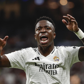  El delantero brasileño del Real Madrid Vinicius Jr. protesta durante un partido de fútbol. EFE/Sergio Pérez