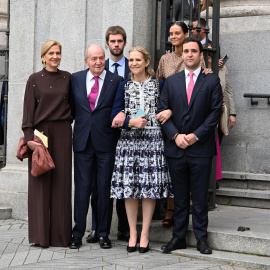 El rey Juan Carlos con sus hijas Elena y Cristina, y sus nietos Felipe Juan Froilán, Victoria Federica y Juan Valentín Urdangarín, tras asustir a la boda de José Luis Martínez-Almeida y Teresa Urquijo Moreno, en Madrid (España). EUROPA PRESS/José O