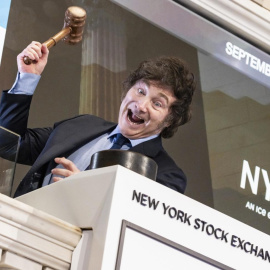  El presidente argentino Javier Milei posa para una fotografía durante su visita a la Bolsa de Nueva York (NYSE) para tocar la campana de apertura en Nueva York. EFE/ Justin Lane