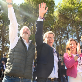  El presidente del PP de Aragón, Jorge Azcón, y el presidente del Partido Popular, Alberto Núñez Feijóo, durante el acto del Día del Afiliado del PP de Aragón.Ramón Comet / Europa Press