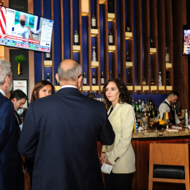  La presidenta de la Comunidad de Madrid, Isabel Díaz Ayuso, a su llegada al restaurante Fogo de Chao para un almuerzo. Andrea Renault. POOL / Europa Press