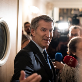  El presidente del Partido Popular, Alberto Núñez Feijóo, atiende a los medios durante la segunda jornada de la III edición del Foro Metafuturo, en el Ateneo de Madrid. Europa Press