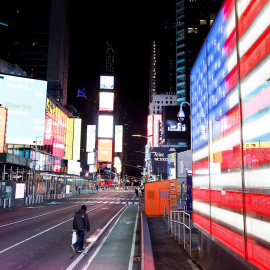 Una persona camina cerca de Times Square, en Nueva York, que estos días presenta un aspecto desolador y vacío. /EFE