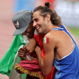 Los atletas Mutaz Essa Barshim (Qatar) y Gianmarco Tamberi (Italia) se abrazan tras compartir el oro en salto de altura en los JJOO de Tokio. REUTERS/Hannah Mckay