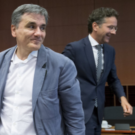 El ministro griego de Finanzas, Euclides Tsakalotos (i), y el presidente del Eurogrupo, Jeroen Dijsselbloem (d), durante la reunión de los ministros de Economía y Finanzas de la eurozona en Bruselas. EFE/Olivier Hoslet