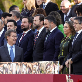  El presidente del PP, Alberto Núñez Feijóo, conversa con el líder de VOX, Santiago Abascal, durante el desfile militar en el Día de la Hispanidad, a 12 de octubre de 2022, en Madrid (España). - Eduardo Parra / Europa Press