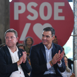 Foto de archivo del presidente de Castilla-La Mancha y secretario general del PSCM-PSOE, Emiliano García-Page (i), y el secretario general del PSOE y presidente del Gobierno, Pedro Sánchez, en un mitin en el Palacio de Congresos de Toledo, en septiembre