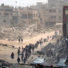  Un grupo de personas caminan frente a la destrucción de varios edificios en la ciudad de Khan Younis, en el sur de la Franja de Gaza, a 31 de julio de 2024- EP