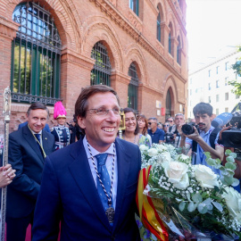 El alcalde de Madrid, José Luis Martínez-Almeida, durante la ofrenda floral, en la Iglesia de la Virgen de la Paloma - EP