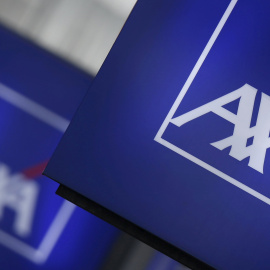 El logo de la asegura francesa Axa, en un edificio en Nanterre, cerca de Paris. REUTERS/Christian Hartmann