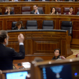 El presidente del Gobierno, Mariano Rajoy, responde a una pregunta del líder de Podemos, Pablo Iglesias, durante una sesión de control en el Pleno del Congreso de los Diputados.