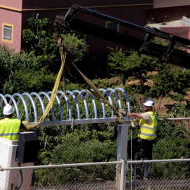 El personal encargado de las obras de reforma del perímetro fronterizo que separa Ceuta de Marruecos instala los primeros tubo antitrepados que sustituyen a las concertinas que coronaban el vallado fronterizo. EFE/ Reduan Dris