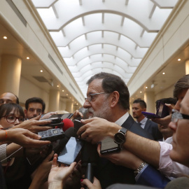 El presidente del Gobierno, Mariano Rajoy, atiende a la prensa antes de asistir a la sesión de control al Gobierno en el Senado. EFE/Javier Lizón