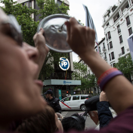 Cientos de manifestantes protestan frente a la sede del PP contra la corrupción del partido.- JAIRO VARGAS