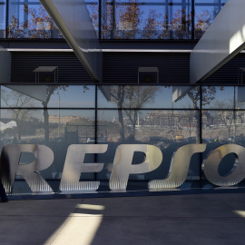 El logo de la petrolera Repsol, en el exterior de su sed en Madrid. AFP/PIERRE-PHILIPPE MARCOU