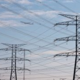 La CNMC aprueba recortes a la retribución del transporte y distribución eléctrica del 7,3% y 4,5%