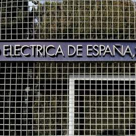 Letrero del Grupo Red Eléctrica de España en su sede de Alcobendas (Madrid). E.P./Eduardo Parra