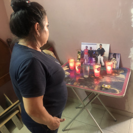 Madre de los tres hermanos asesinados en la masacre de Irapuato observa altar con fotos de sus hijos. | Alberto Pradilla