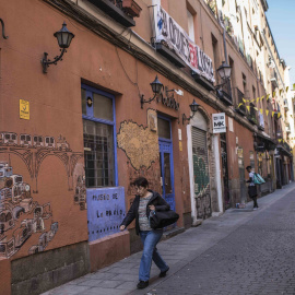 El bar Museo de la Radio, ya cerrado, bajo la pancarta de Bloques en lucha, en la calle Santa Ana de Madrid.- JAIRO VARGAS