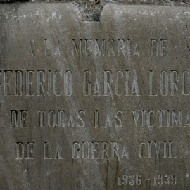 Una placa en memoria del poeta español Federico García Lorca en el Parque Federico García Lorca, donde se cree que Lorca está enterrado, en Alfacar, cerca de Granada. Jorge Guerrero / AFP