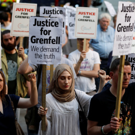 Cientos de manifestantes sostienen carteles pidiendo 'Justicia para Grenfell' al norte de Kensington. /REUTERS