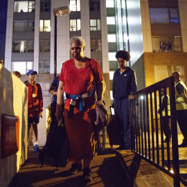 Los residentes del complejo de edificios Chalcots Estate, en el barrio londinense de Camden, son evacuado por temor a la seguridad contra incendios. EFE/EPA/TOLGA AKMEN