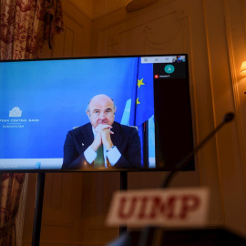 El vicepresidente del Banco Central Europeo, Luis de Guindos, durante la videoconferencia: "La posición de los bancos centrales. La vigilancia desde Fráncfort". /EFE