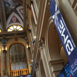 El logo de BME en el interior del Palacio de la Bolsa de Madrid. E.P./Marta Fernández