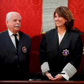 La fiscal general del Estado, Dolores Delgado (d), y el fiscal Luis Navajas Ramos durante un acto. EFE/Emilio Naranjo/Archivo