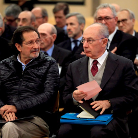 Fotografía de noviembre de 2018 del expresidente de Bankia Rodrigo Rato (d) junto al exconsejero de Caja Madrid José Antonio Moral Santín (i), durante la primera sesión del juicio por la salida a Bolsa de la entidad en la Audiencia Nacional. EFE/Ferna