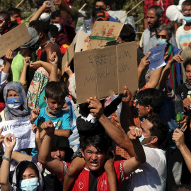 Miles de refugiados del calcinado campo de Moria, en la isla griega de Lesbos, protestas por su condiciones.- EFE/EPA/ORESTIS PANAGIOTOU