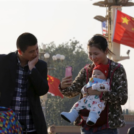 Una pareja china en Pekín / REUTERS