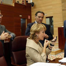 Imagen de archivo de Alfredo Prada (detrás de Esperanza Aguirre) junto a Francisco Granados (imputado en Púnica) y Alberto López Viejo (imputado en Gürtel), en la Asamblea de Madrid.