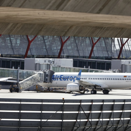 Aviones de Air Europa en la pista de aterrizaje de la Terminal T4 del aeropuerto Adolfo Suárez Madrid-Barajas, en Madrid. E.P./Jesús Hellín