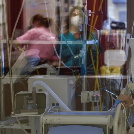 Un paciente enfermo de Coronavirus espera este miércoles a ser atendido en la UCI del Hospital de Basurto, en Bilbao, que comienza a estar sobrecargada por la incidencia de covid-19.