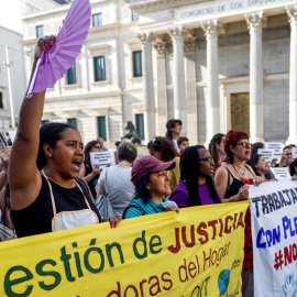 Trabajadoras del hogar y cuidados durante la concentración convocada esta tarde frente al Congreso de los Diputados de Madrid para denunciar la enmienda introducida en los presupuestos generales del Estado que retrasa en cinco años la equiparación de l