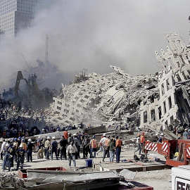 Bomberos y  equipos rescate trabajan en los restos de las Torres Gemelas del World Trade Center de Nueva York, dos días después de los atentados del 11-S. EFE/EPA/BETH A. KEISER / POOL