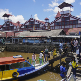 Un grupo de personas desciende de un barco en el muelle de Georgetown, la capital de Guyana